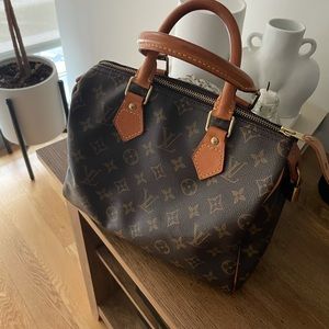 Authentic Louis Vuitton monogram speedy 25